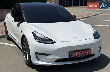 Седан Tesla Model 3 2021 в 