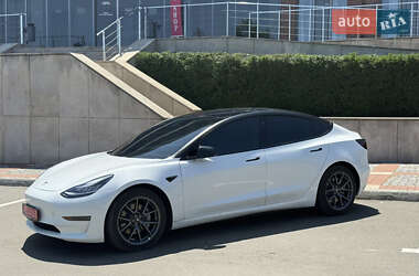 Седан Tesla Model 3 2021 в 