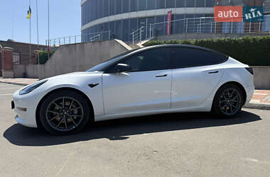 Седан Tesla Model 3 2021 в 