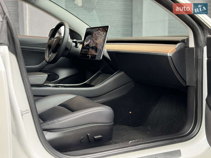 Седан Tesla Model 3 2020 в Виннице