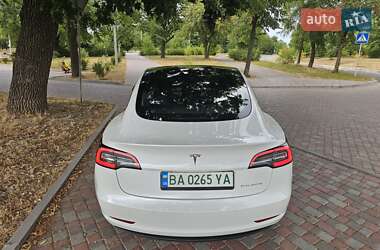 Седан Tesla Model 3 2021 в 