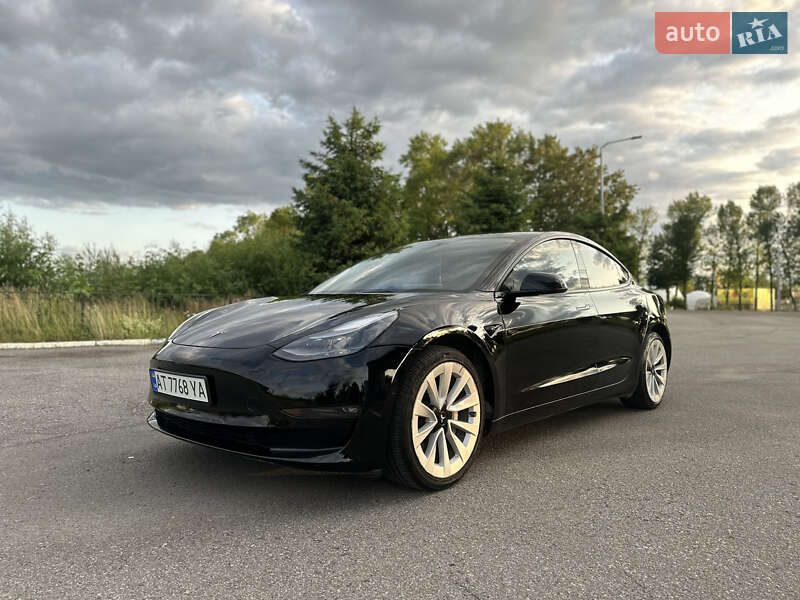 Седан Tesla Model 3 2022 в Івано-Франківську