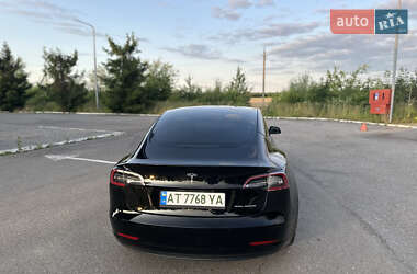 Седан Tesla Model 3 2022 в 