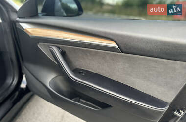 Седан Tesla Model 3 2022 в 