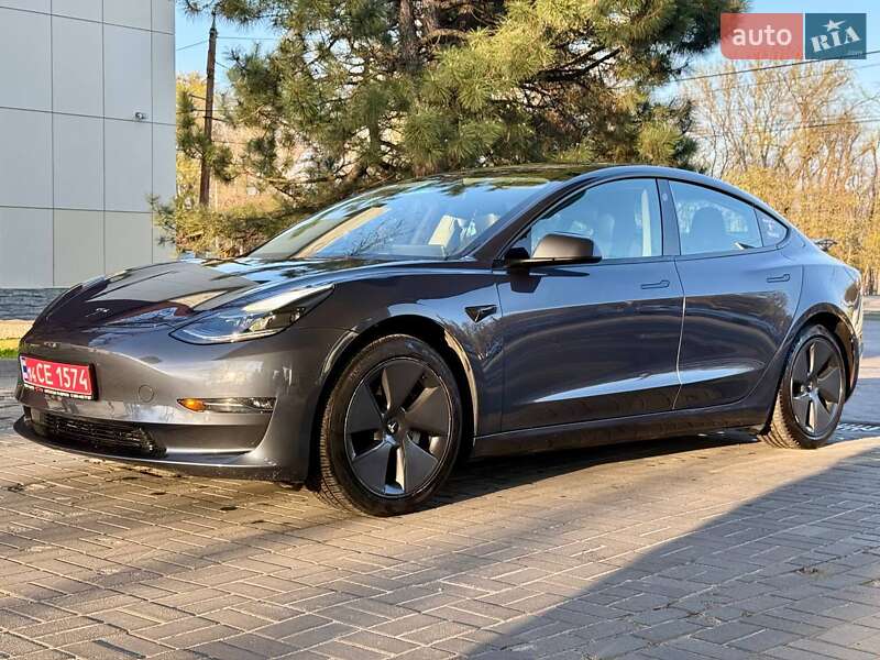 Седан Tesla Model 3 2022 в 
