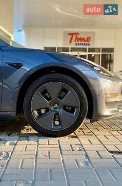 Седан Tesla Model 3 2022 в 