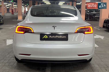 Седан Tesla Model 3 2023 в 