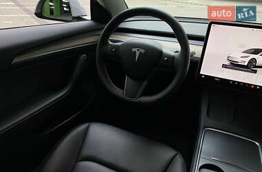Седан Tesla Model 3 2023 в 