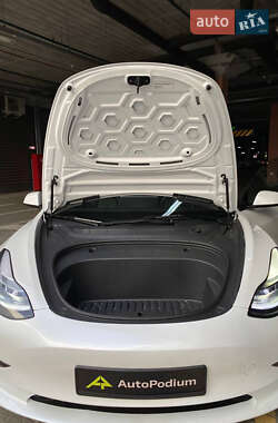 Седан Tesla Model 3 2023 в 