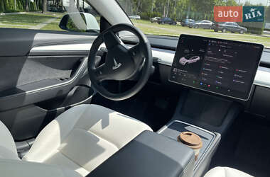 Седан Tesla Model 3 2021 в 