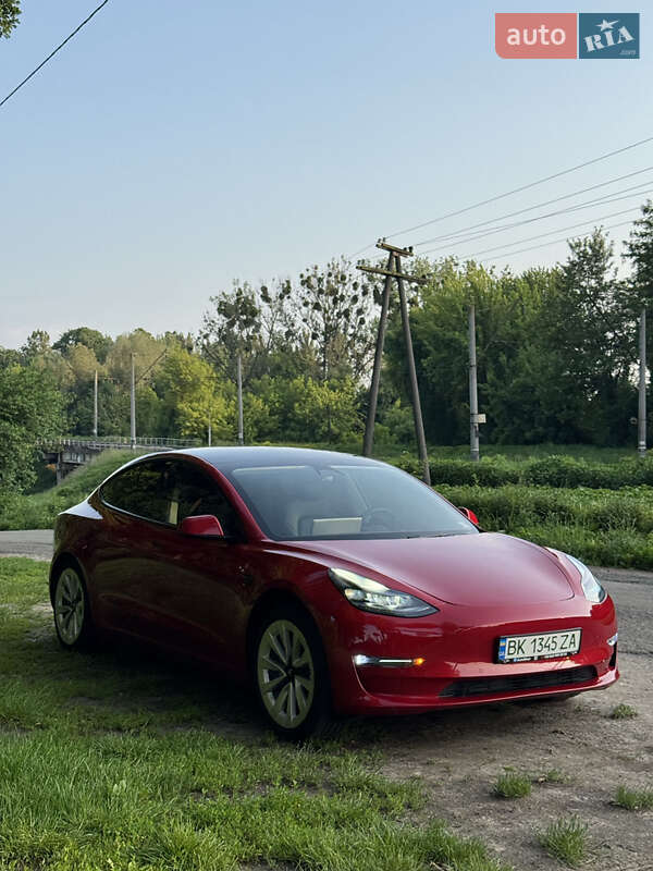 Седан Tesla Model 3 2022 в 