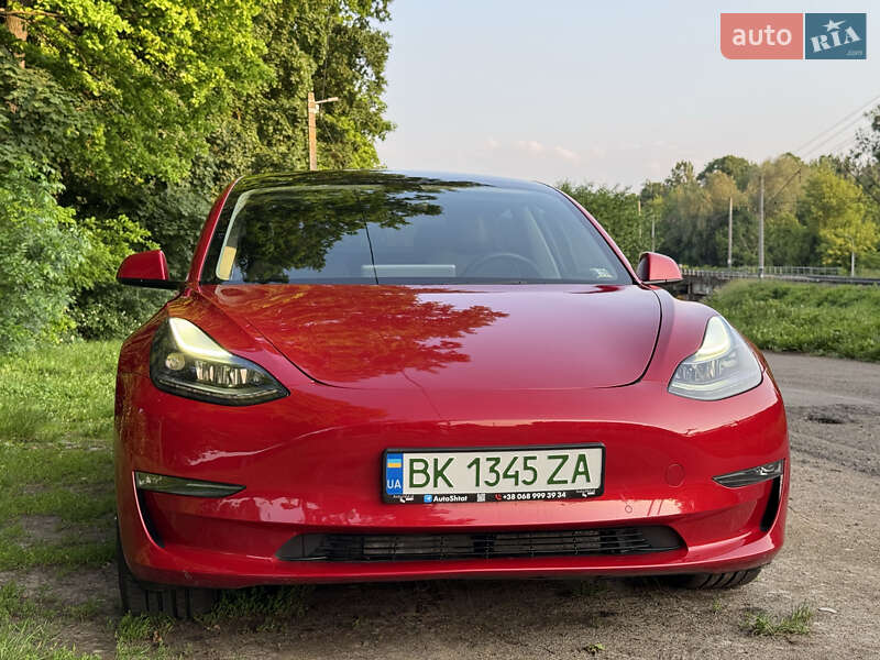 Седан Tesla Model 3 2022 в Ровно