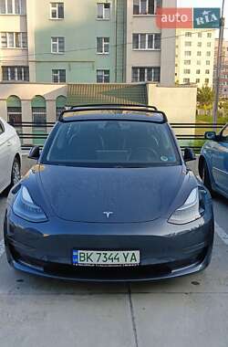 Седан Tesla Model 3 2022 в Ровно