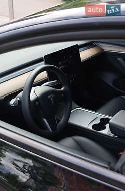 Седан Tesla Model 3 2023 в 