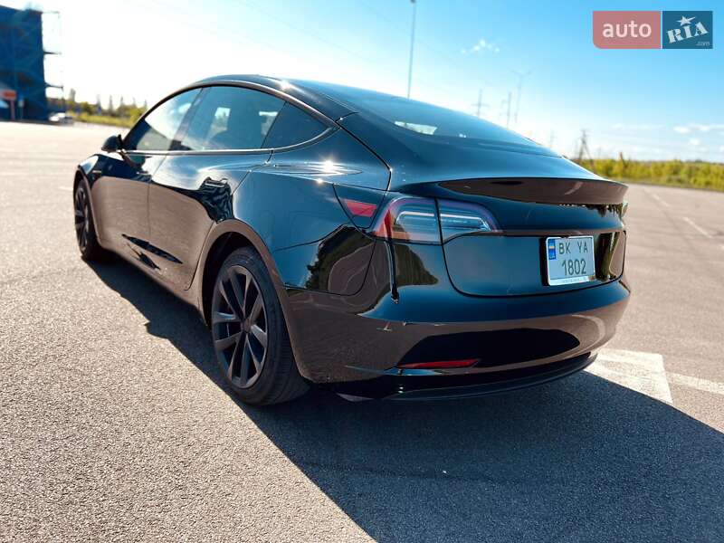 Седан Tesla Model 3 2023 в Ровно