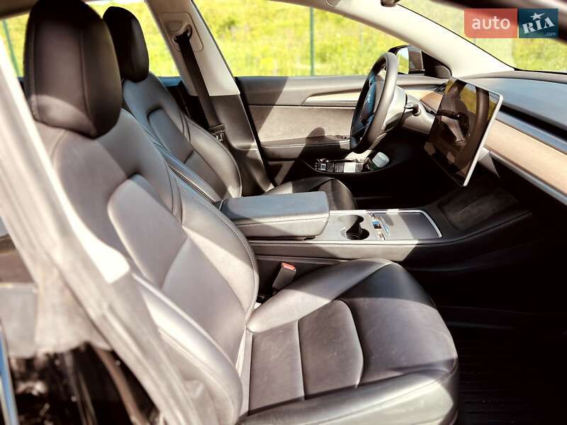 Седан Tesla Model 3 2023 в Ровно