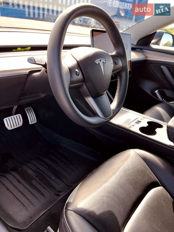 Седан Tesla Model 3 2023 в Ровно