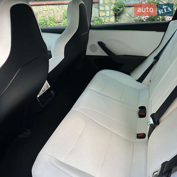 Седан Tesla Model 3 2024 в Львове