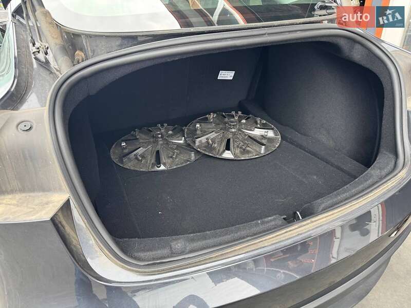 Седан Tesla Model 3 2024 в Львове