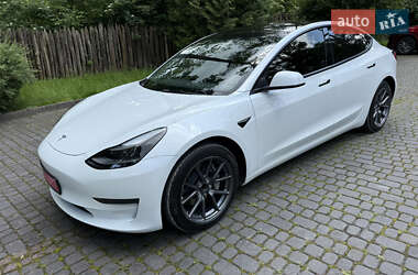 Седан Tesla Model 3 2022 в 