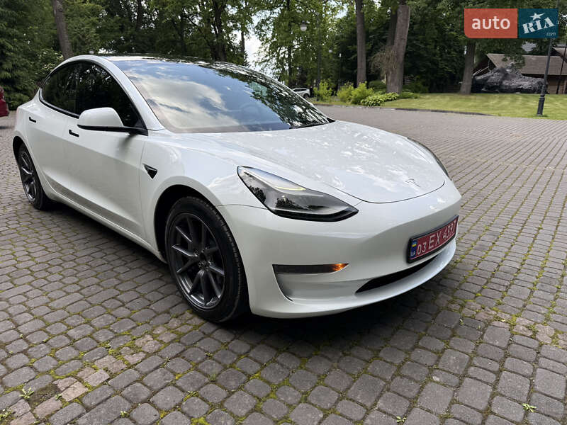 Седан Tesla Model 3 2022 в 