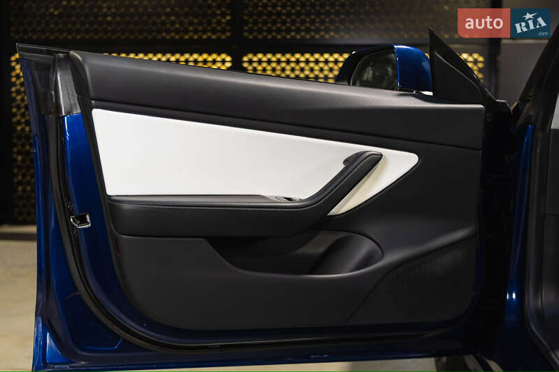 Седан Tesla Model 3 2019 в Луцке