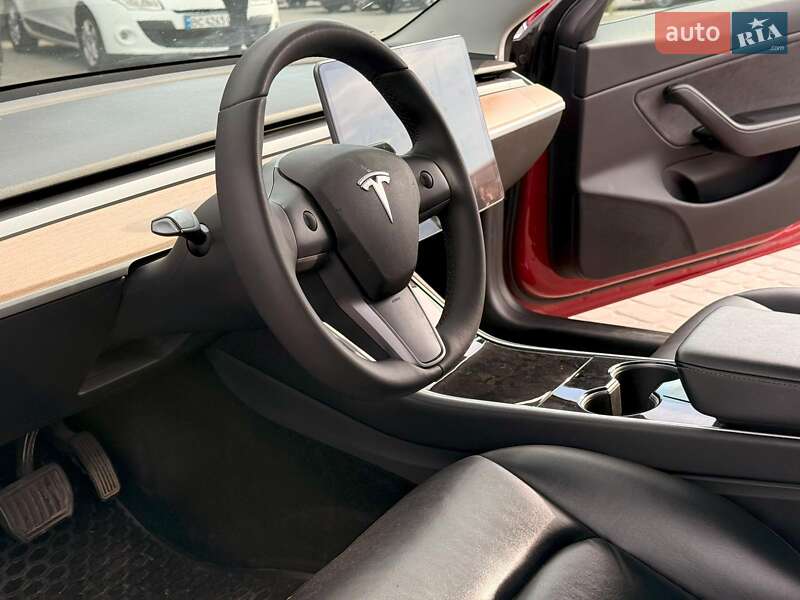 Седан Tesla Model 3 2019 в Львові