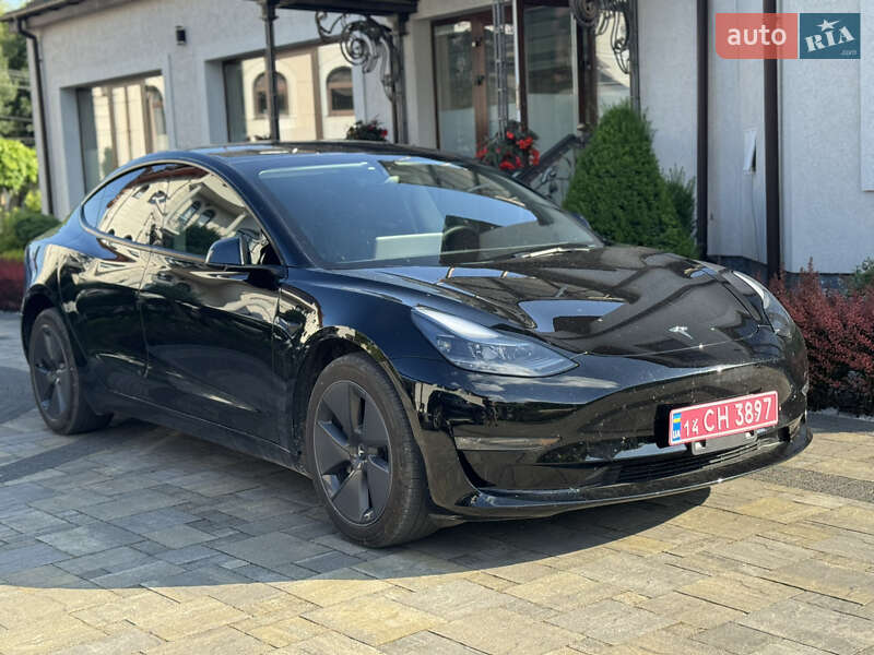 Седан Tesla Model 3 2023 в Львове