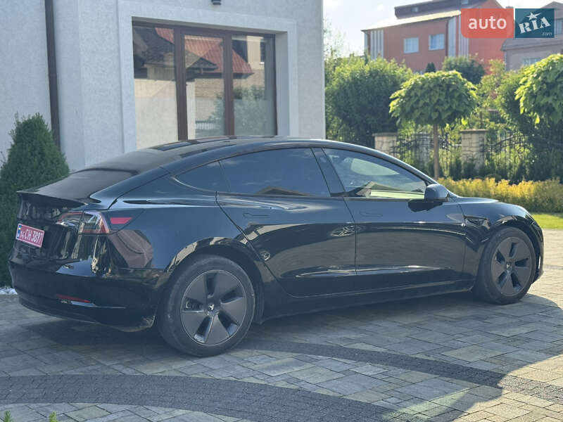 Седан Tesla Model 3 2023 в Львове