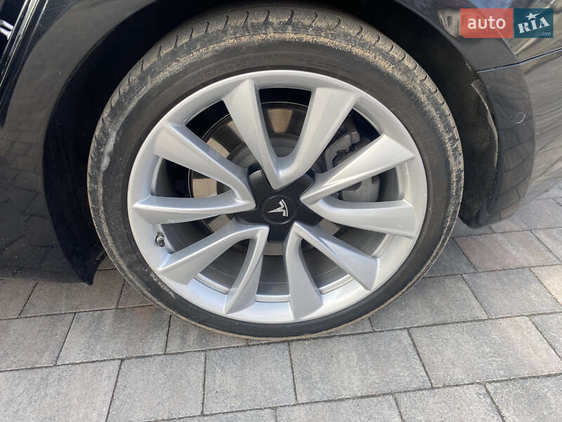 Седан Tesla Model 3 2019 в Львове