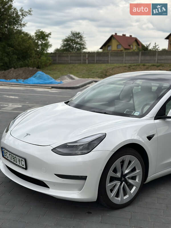 Седан Tesla Model 3 2022 в Мостиске