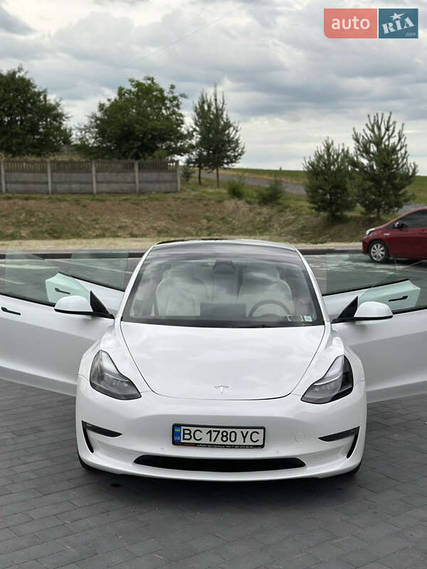 Седан Tesla Model 3 2022 в Мостиске