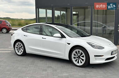 Седан Tesla Model 3 2022 в 