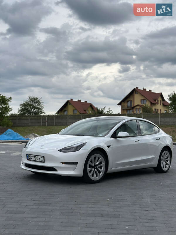 Седан Tesla Model 3 2022 в Мостиске