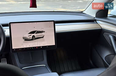 Седан Tesla Model 3 2022 в 