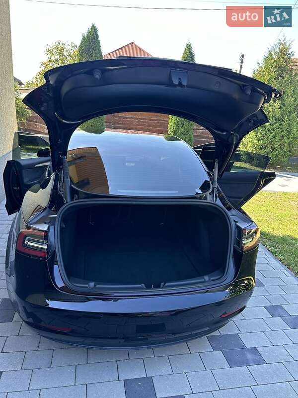 Седан Tesla Model 3 2022 в Мукачево
