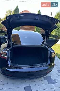 Седан Tesla Model 3 2022 в 