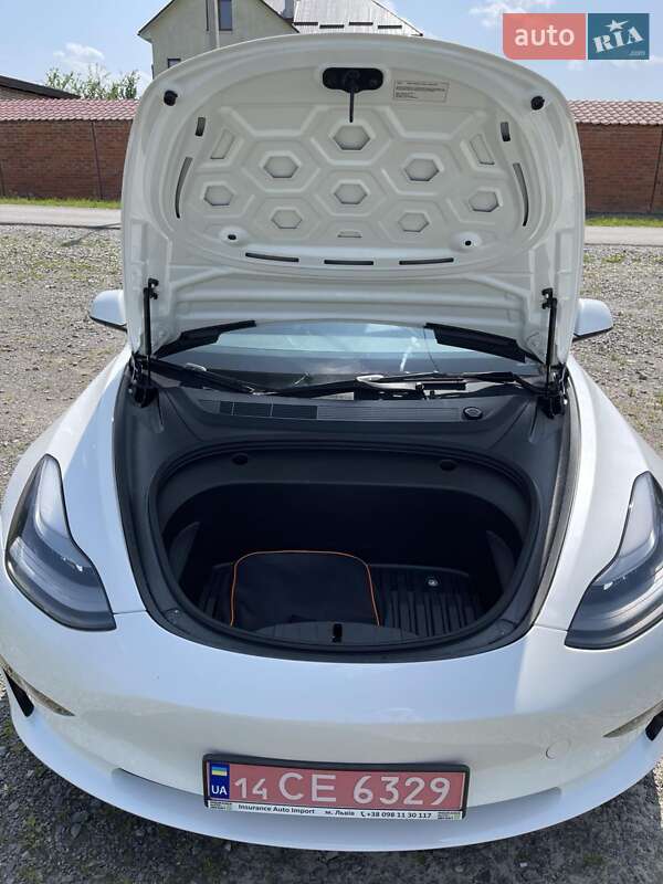 Седан Tesla Model 3 2023 в Львове