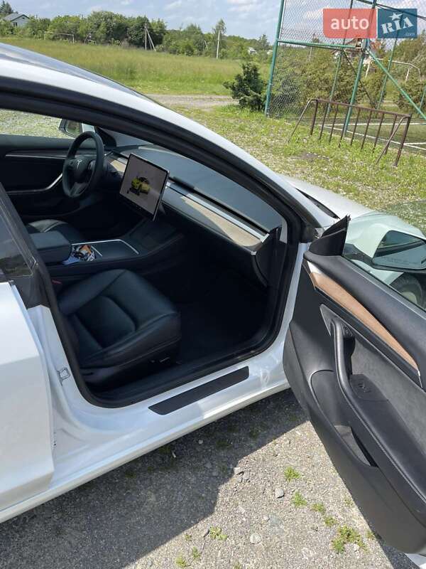 Седан Tesla Model 3 2023 в Львове