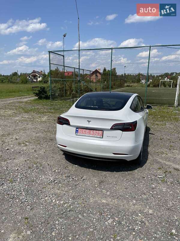 Седан Tesla Model 3 2023 в Львове
