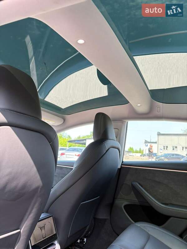Седан Tesla Model 3 2024 в Ровно