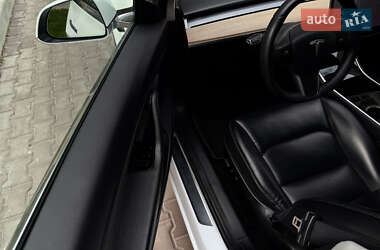 Седан Tesla Model 3 2019 в 
