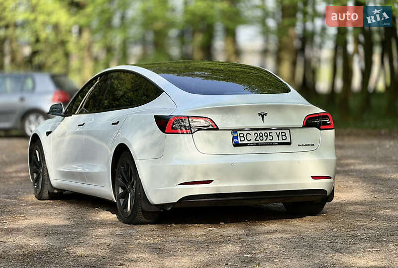 Седан Tesla Model 3 2022 в Львове