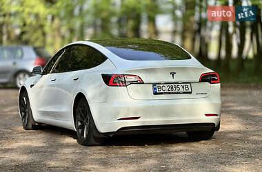 Седан Tesla Model 3 2022 в 