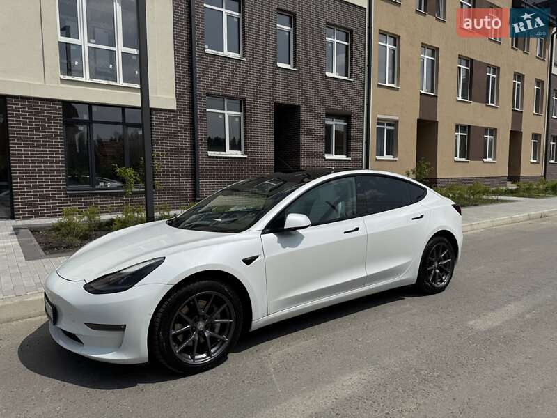Седан Tesla Model 3 2021 в Броварах