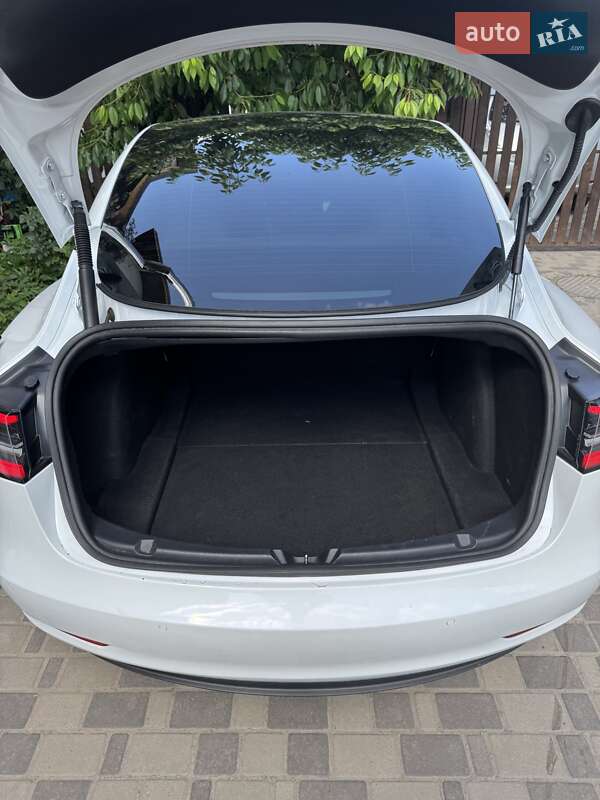 Седан Tesla Model 3 2021 в Броварах