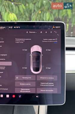 Седан Tesla Model 3 2021 в 