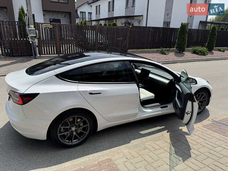 Седан Tesla Model 3 2021 в Броварах