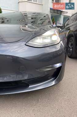 Седан Tesla Model 3 2022 в 