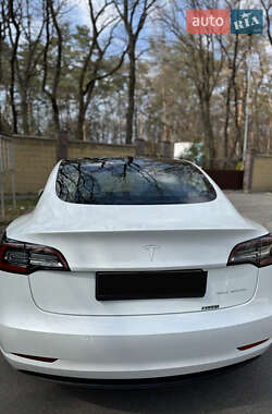Седан Tesla Model 3 2022 в 